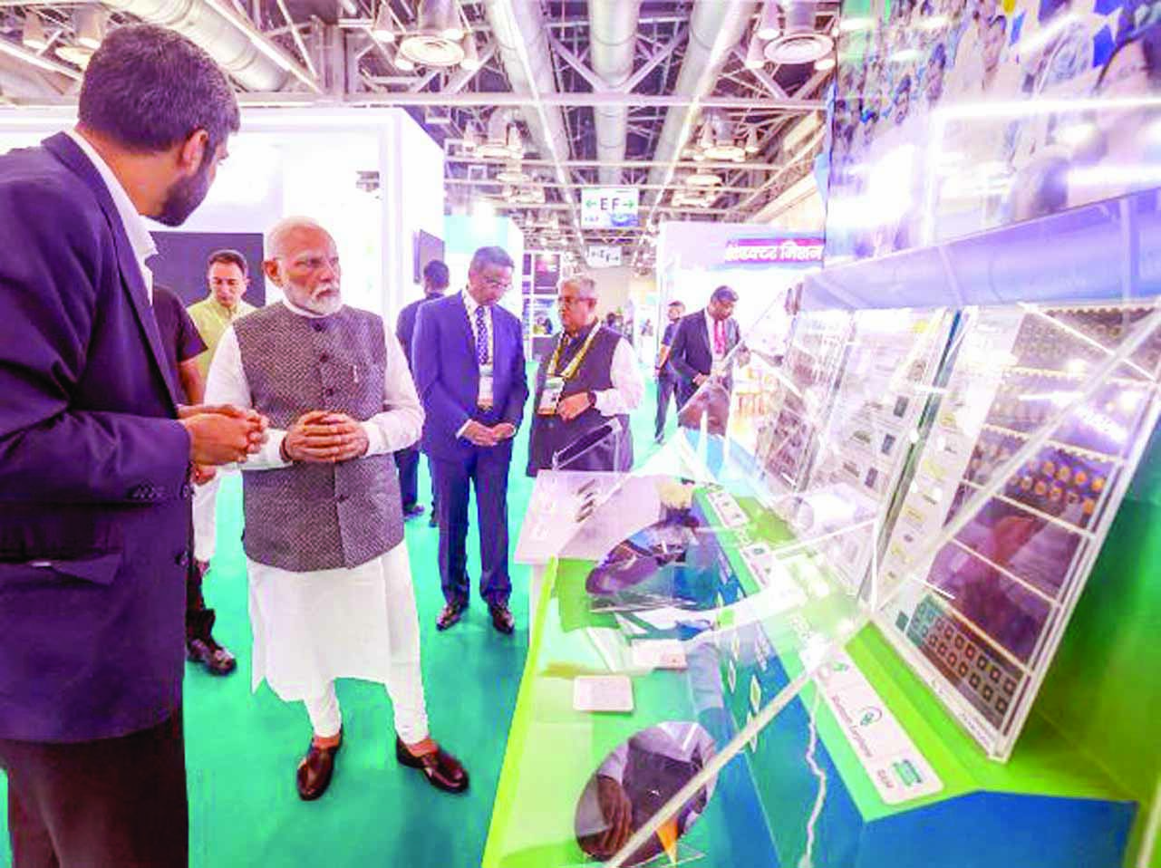 पीएम मोदी ने सेमीकॉन इंडिया का उद्घाटन करते हुए कहा कि दुनिया के हर डिवाइस में भारत में बनी चिप होनी चाहिए